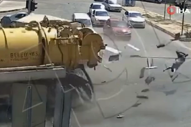 ČUDO NEVIĐENO: Niko ne zna kako je ovaj vozač kamiona uspeo da preživi stravičan udes