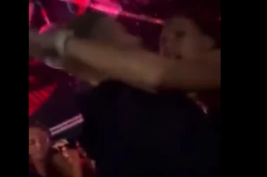 Još jedan SKANDALOZAN SNIMAK finske premijerke! Sana Marin u zagrljaju poznatog kantautora! Ali to nije sve! (VIDEO)