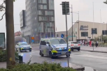 PUCNJAVA U TRŽNOM CENTRU U MALMEU! Ima povređenih! Švedska policija i bolničari uleću u zgradu! (VIDEO)