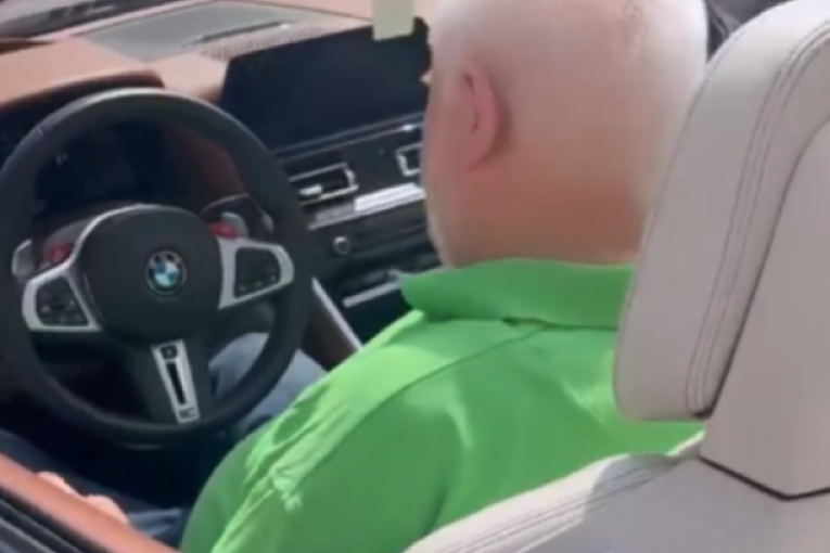 Huso Mujić u novom automobilu