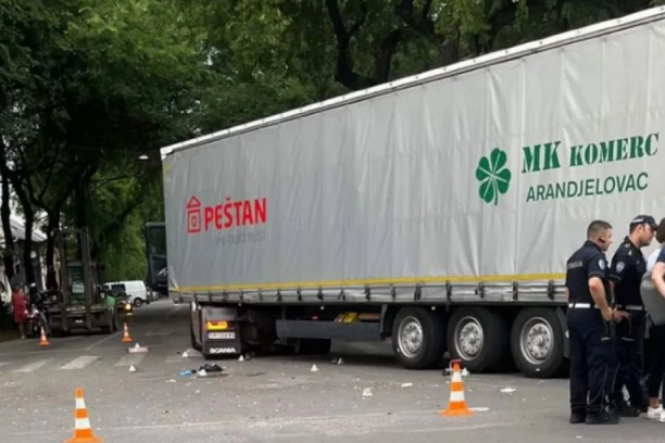 ŽENA I DETE (8) PODLETELI ELEKTRIČNIM BICIKLOM POD KAMION U SOMBORU!! Dečak na mestu ostao mrtav, ona teško povređena!
