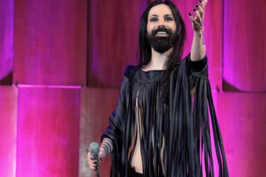 PEVAČ VIŠE NE LIČI NA SEBE: Tetovažama prekrio telo, pa promenio lični opis! (FOTO)