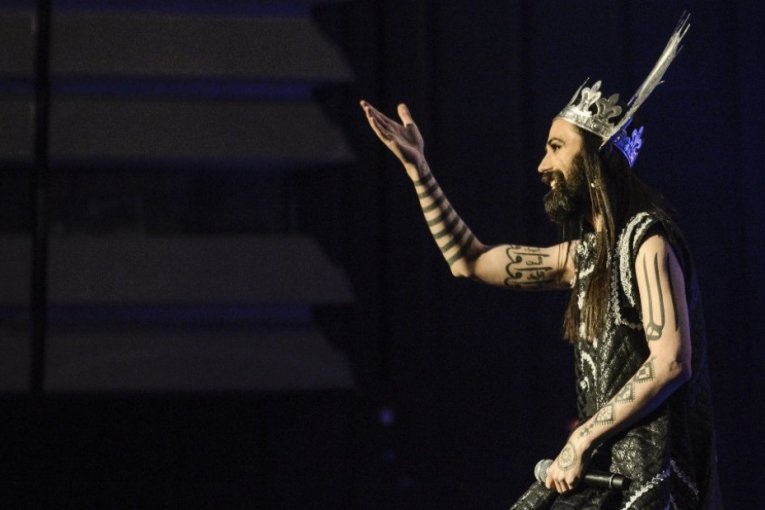 Božo Vrećo je samouki pevač