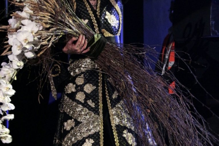 Božo Vrećo na nastupima nosi haljine