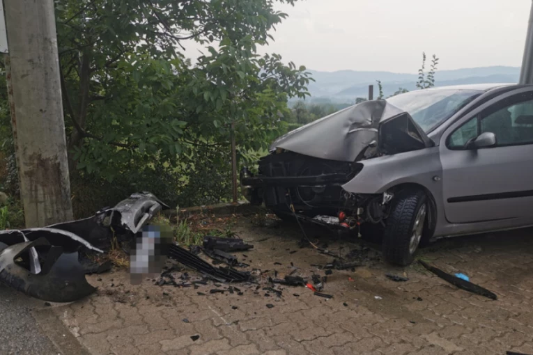 Autom se zakucao u betonski stub, stradao na licu mesta! Nesreća u Trbušanima! (FOTO)