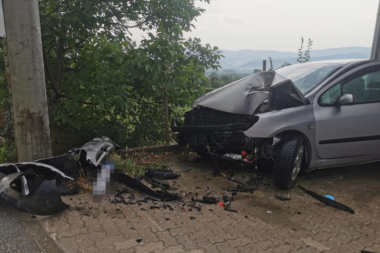 Autom se zakucao u betonski stub, stradao na licu mesta! Nesreća u Trbušanima! (FOTO)