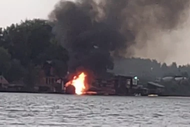 GORI SPLAV NA SAVI! GROM izazvao požar! (VIDEO)
