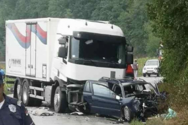 IMA MRTVIH! Stravična saobraćajna nesreća kod Bajine Bašte! Kamion smrvio automobil! (FOTO)