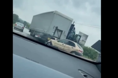 UDES NA ULAZU U UMKU, USPOREN SAOBRAĆAJ: Sudarili se auto i šleper, Hitna pomoć intervenisala