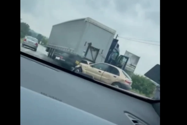 UDES NA ULAZU U UMKU, USPOREN SAOBRAĆAJ: Sudarili se auto i šleper, Hitna pomoć intervenisala