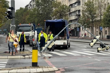 Centar Beograda bez vode,  izmenjene trase autobusa GSP! Pukla cev u Takovskoj! (VIDEO/FOTO)