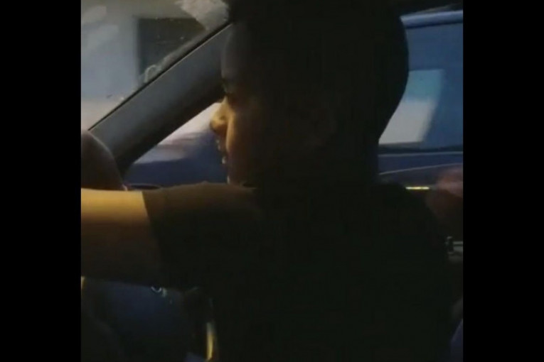 Ljuba Stanković vozi auto