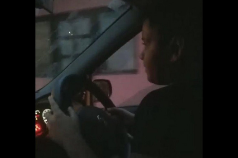 Ljuba Stanković vozi auto