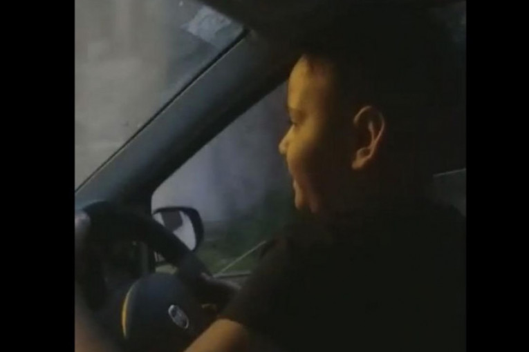 Ljuba Stanković vozi auto