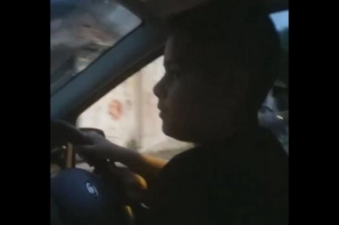 SKANDALOZAN SNIMAK KRUŽI MREŽAMA! Devetogodišnji pobednik Pinkovih zvezdica prometnom ulicom i BEZ POJASA VOZI AUTOMOBIL, otac NE MARI za opasnost već daje INSTRUKCIJE! (VIDEO)