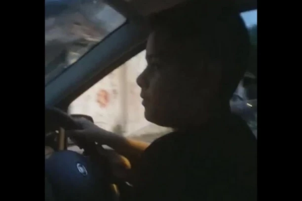 SKANDALOZAN SNIMAK KRUŽI MREŽAMA! Devetogodišnji pobednik Pinkovih zvezdica prometnom ulicom i BEZ POJASA VOZI AUTOMOBIL, otac NE MARI za opasnost već daje INSTRUKCIJE! (VIDEO)