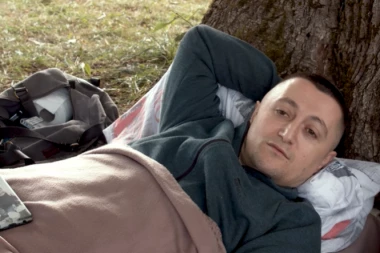 E, SAD ĆE DA LEŽI! Knele, pobednik u izležavanju, pretukao novinara, jer je napisao da je DŽABALEBAROŠ!