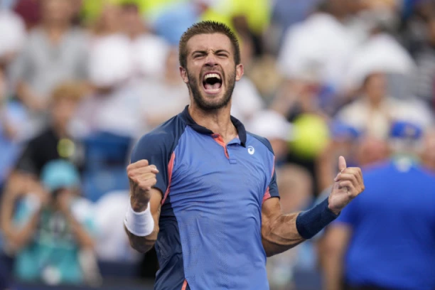 NAJVEĆI USPEH U KARIJERI! Hrvatski teniser SMUVAO poznatu srpsku pevačicu! (FOTO)