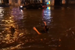 JE LI TOPLA VODA? Urnebesna scena u Novom Sadu - kupanje usred grada (VIDEO)