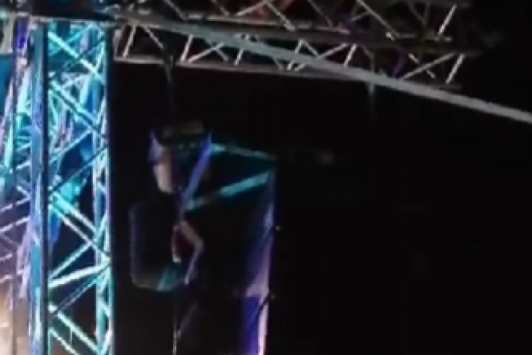 Dečko iz publike na konstrukciji bine na koncertu Dragane Mirković