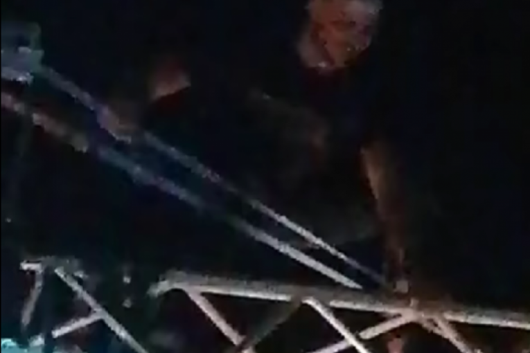 Dečko iz publike na konstrukciji bine