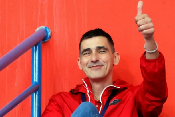 SEDIM I PLAČEM: Ponosni otac ne može da sakrije emocije! (FOTO GALERIJA, VIDEO)