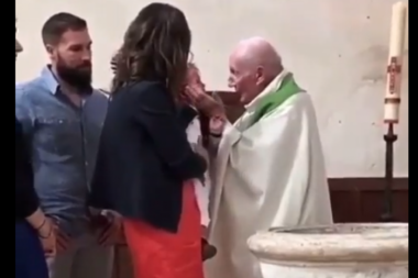 SVEŠTENIK IŠAMARAO BEBU, A ONDA SE UMEŠAO OTAC! Snimak krštenja koji je uznemirio i frapirao  INTERNET ZAJEDNICU! (VIDEO)