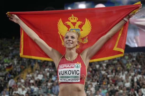 Hrvati JEZIVO vređaju Crnogorku odbeglu iz Knina: Je li od Oluje stalno trčala do sad? Neka vrati traktor (FOTO)