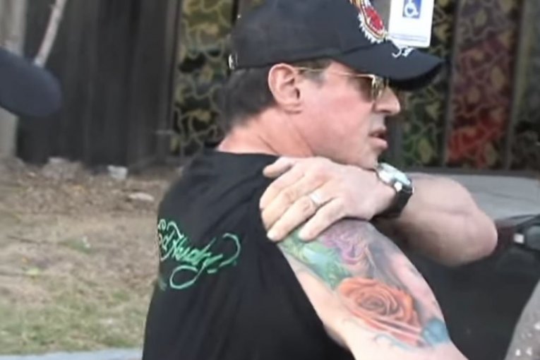 Tetovaža Silvestera Stalonea pre korekcije