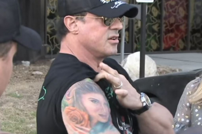 Tetovaža Silvestera Stalonea pre korekcije