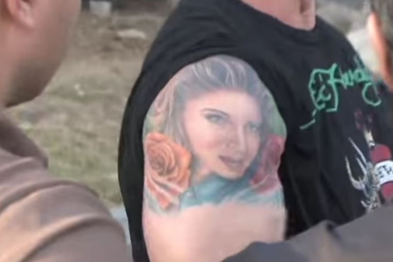 Tetovaža Silvestera Stalonea pre korekcije