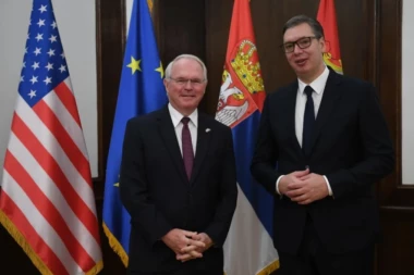 VUČIĆ RAZGOVARAO SA AMBASADOROM HILOM O KOSOVU: Priština da se pridržava dogovora o prelasku specijalaca na sever!