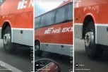 TOČAK AUTOBUSA LEVITIRA U VAZDUHU: Neverovatan prizor na putu u Beogradu!