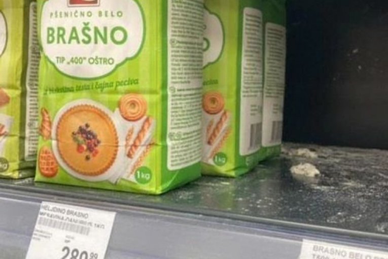 Izmet glodara na rafu sa brašnom