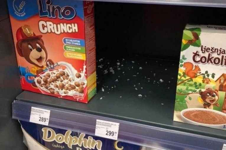 Izmet glodara na rafu sa dečijom hranom
