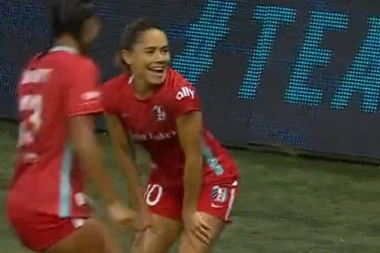 IZAZVALA JE HAOS NA TRIBINAMA: Izazovna fudbalerka navijače dovela do ludila! (VIDEO)