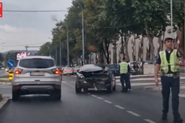 SAOBRAĆAJNA NESREĆA KOD BIGA NA KARABURMI: Deo vozila SMRSKANO, policija na mestu udesa (VIDEO)