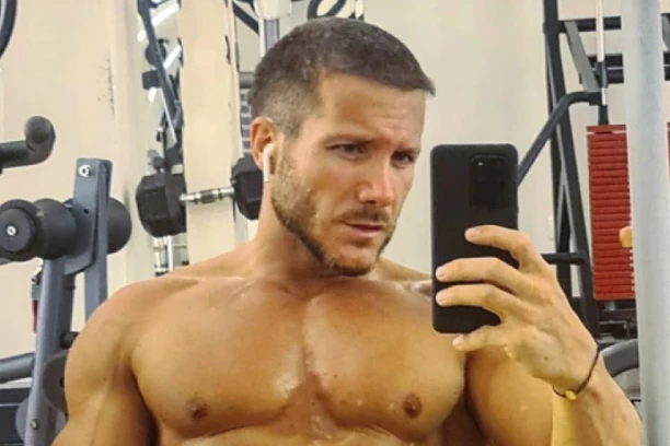 SAŠA KOVAČEVIĆ IZVODIO STRIPTIZ NA NASTUPU, DEVOJKE PALE U TRANS: Pevač skidao dugme po dugme sa košulje, vriska nastala u klubu!