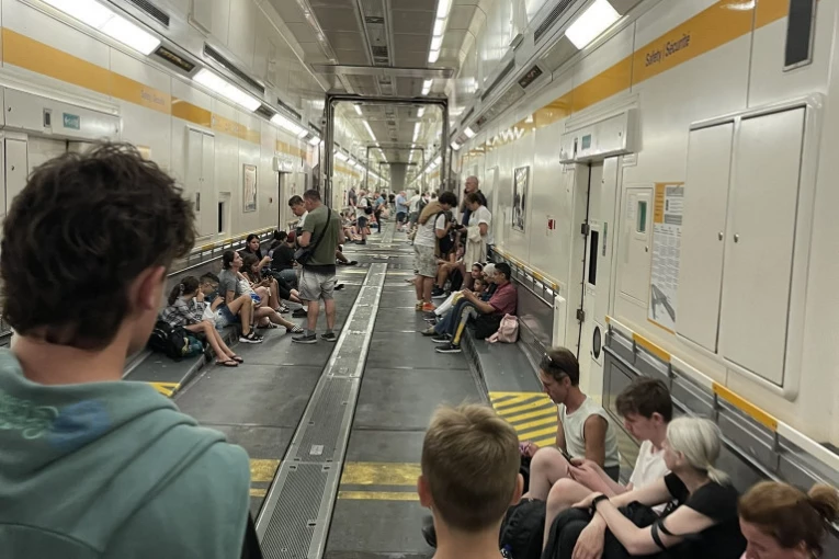 KATASTROFA U TUNELU: Putnici zarobljeni, stoje u mestu i po tri sata