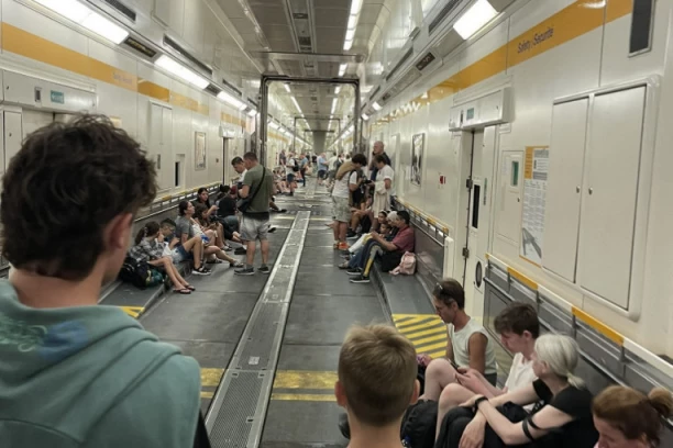 KATASTROFA U TUNELU: Putnici zarobljeni, stoje u mestu i po tri sata