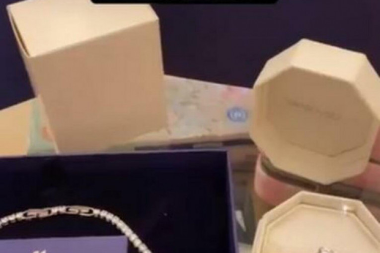 Dalilu dečko obasipa poklonima