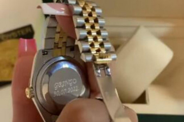 Dalila se pohvalila satom koji joj je kupio dečko