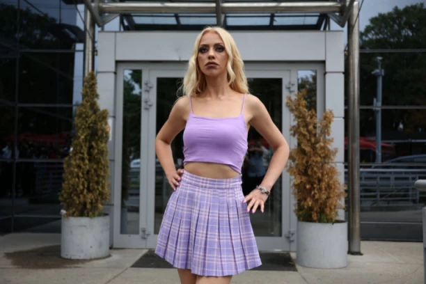 Sve oči uprte u NOVU UČESNICU ZADRUGE 6! Bivša Mis bikinija i di-džej došla u MINIĆU I ODUVALA SVE! (FOTO)