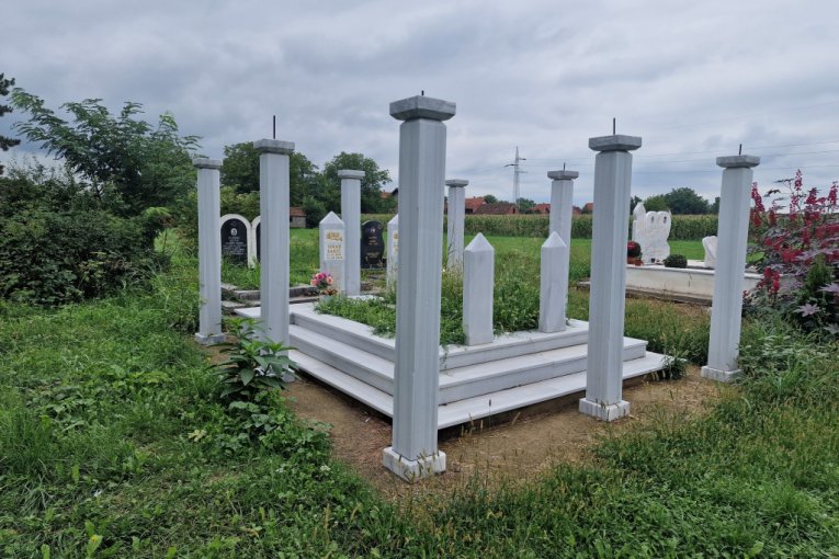 Grob Sinana Sakića u Loznici