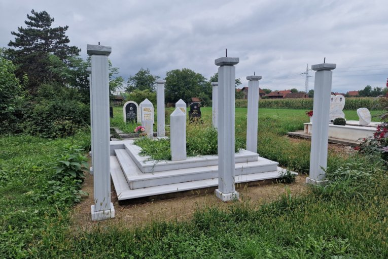 Grob Sinana Sakića u Loznici