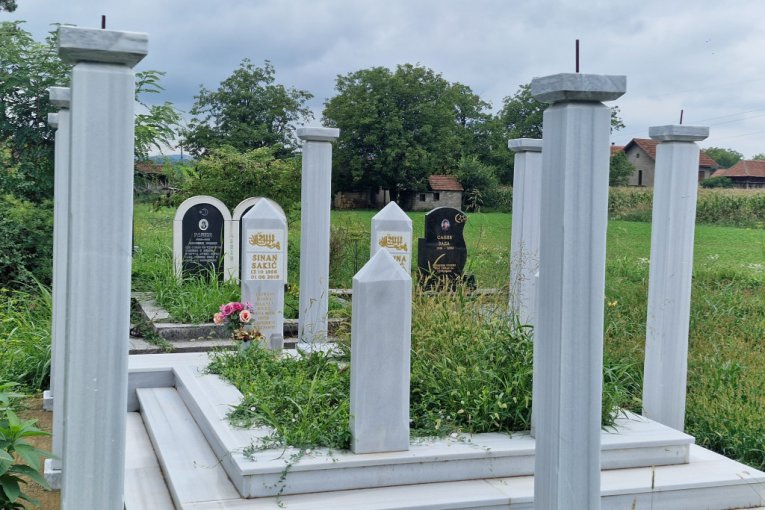 Grob Sinana Sakića u Loznici