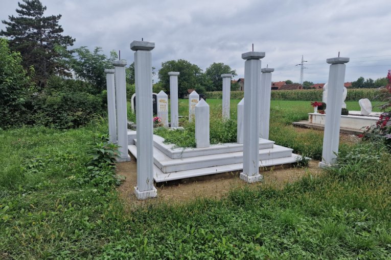 Grob Sinana Sakića u Loznici