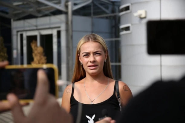 OGLASILA SE DISKVALIFIKOVANA ZADRUGARKA: Najmlađa takmičarka objavila PRIVATNE prepiske!