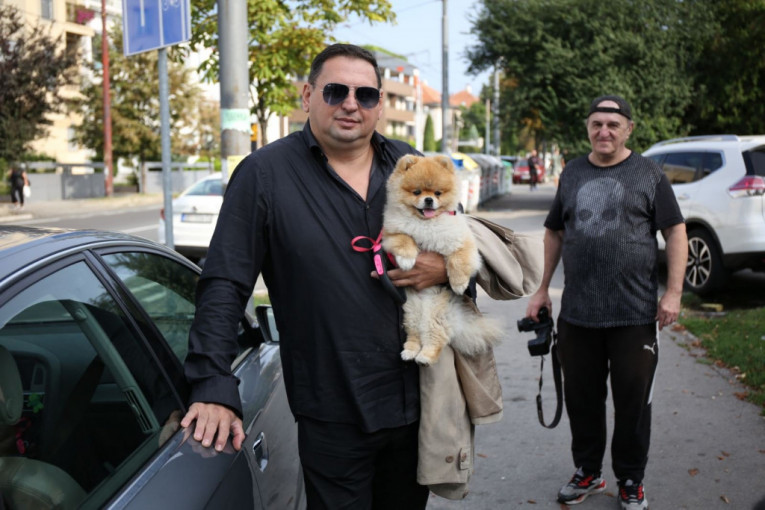 Maja Marinković ispred zgrade televizije Pink