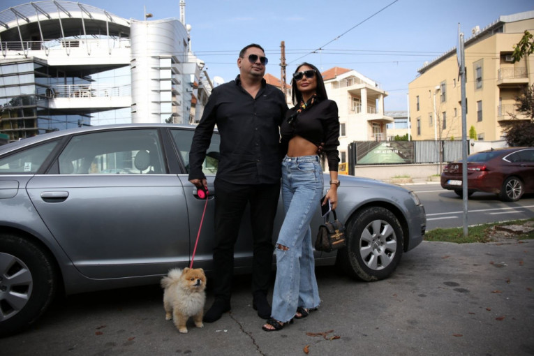 Maja Marinković ispred zgrade televizije Pink